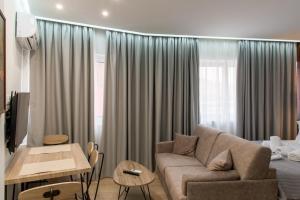 Televízia a/alebo spoločenská miestnosť v ubytovaní Koios Apartments