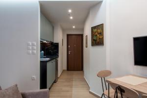 Kuchyňa alebo kuchynka v ubytovaní Koios Apartments + 37 fotografií