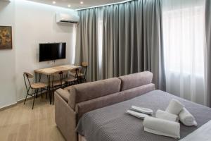 Televízia a/alebo spoločenská miestnosť v ubytovaní Koios Apartments
