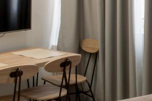Televízia a/alebo spoločenská miestnosť v ubytovaní Koios Apartments