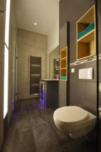 ein Bad mit einem WC und einem Waschbecken in der Unterkunft CityMotel Ziegenhain in Schwalmstadt