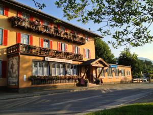 a building with flowers on the balconies on a street at Hotel Waltraud Garni in Kochel