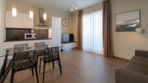 Kuchyň nebo kuchyňský kout v ubytování ATMOSFERA APARTMENTS & SUITES + 12 fotografií