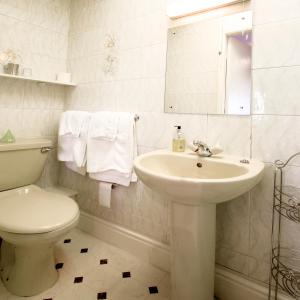 Koupelna v ubytování The Paragon - Guest Accommodation