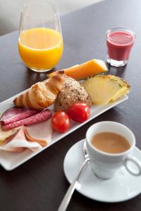 talerz jedzenia i filiżankę kawy na stole w obiekcie Hotel Villan w Göteborgu