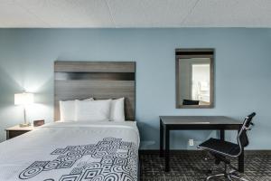 Voodi või voodid majutusasutuse Days Inn & Suites by Wyndham Spokane toas