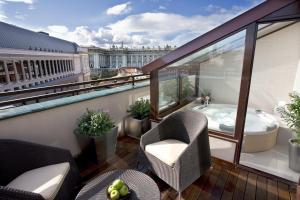 - Balcón con bañera y silla en un edificio en Hotel Opera, en Madrid