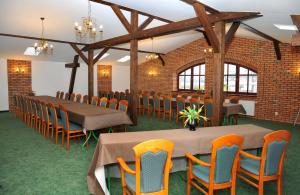 una sala de conferencias con mesas y sillas. en Hotel Sandro Silver en Leszno