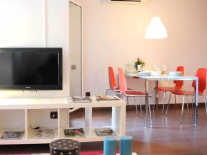 バルセロナにあるYour Home in Barcelona Apartmentsのリビングルーム(テレビ、テーブル、椅子付)
