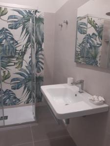 ein Bad mit einem Waschbecken und einer Dusche in der Unterkunft SARACENO HOTEL in Vibo Valentia Marina