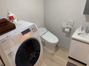 東京にあるEbisu Ebisu - Vacation STAY 98240のバスルーム(洗濯機、トイレ付)