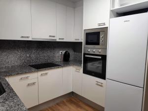 アンドラ・ラ・ベリャにあるSUITEDREAMS - Avet 31の白いキッチン(白いキャビネット、電化製品付)