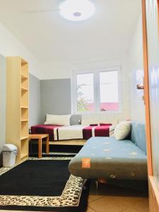 ein Zimmer mit 2 Betten und einem Sofa darin in der Unterkunft Neo Event Hall room Neo2 in Staufenberg