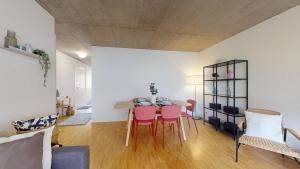 Posezení v ubytování Bright and luminous 2-bedroom-flat in downtown + 10 fotografií