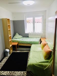 ein kleines Zimmer mit 2 Betten und einem Fenster in der Unterkunft Neo Event Hall room Neo2 in Staufenberg