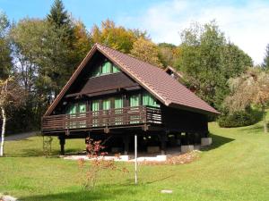 une grande maison en bois avec un toit marron dans l'établissement Ferienpark Vorauf, à Siegsdorf