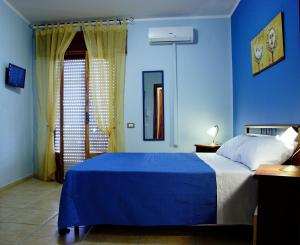 シャッカにあるZanaddinaの青いベッドルーム(ベッド1台、窓付)