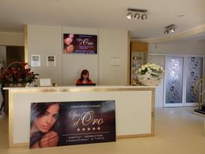 telewizor w pokoju z filmem w obiekcie Hotel Court Wellness&Spa w Kędzierzynie-Koźlu