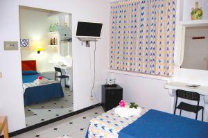 TV a/nebo společenská místnost v ubytování Hostal Ca'n Tiu