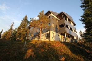 une grande maison au sommet d'une colline dans l'établissement Hotelli Pikku-Syöte, à Syöte