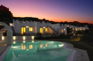 Bazén v ubytování Baia Delphis Resort nebo v jeho okolí