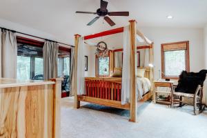 Schlafzimmer mit einem Himmelbett und einem Deckenventilator in der Unterkunft White Sand Wonderland in Lac du Flambeau