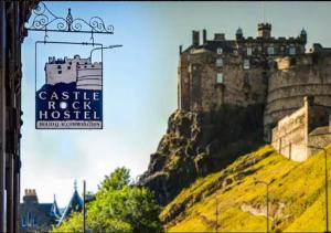 Un cartel del hospital Castle Rock frente a un castillo. en Castle Rock Hostel - Adults Only, en Edimburgo