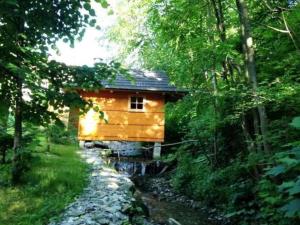 eine Blockhütte inmitten eines Waldes in der Unterkunft Chata pod Orechom in Terchová