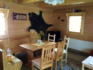 ein hölzernes Esszimmer mit einem Tisch und Stühlen in der Unterkunft Chata pod Orechom in Terchová