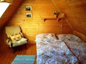 A bed or beds in a room at Chata pod Orechom