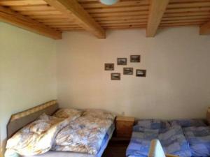 A bed or beds in a room at Chata pod Orechom