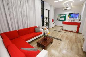 ein Wohnzimmer mit einem roten Sofa und einem Tisch in der Unterkunft Flats Andira Kuss in Sinop