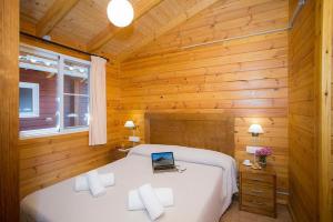 um quarto com uma cama com um computador portátil em Bonterra Resort em Benicàssim