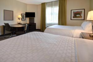 Voodi või voodid majutusasutuse Candlewood Suites St Clairsville Wheeling Area, an IHG Hotel toas
