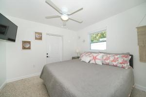 Ένα ή περισσότερα κρεβάτια σε δωμάτιο στο Modern & Fresh - Less than 3 miles to the Beach!