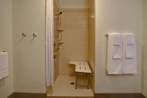 Ванная комната в Candlewood Suites St Clairsville Wheeling Area, an IHG Hotel