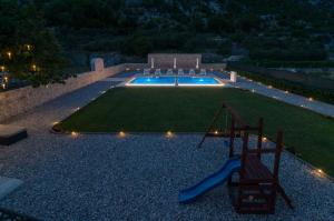Bazén v ubytovaní Villa Elin - Private Pool & Peaceful Family Retreat near Omiš alebo v jeho blízkosti