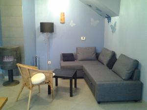 a living room with a couch and a table at Gîte Le Randonneur in Daverdisse