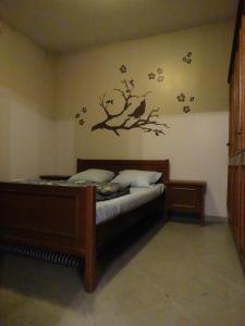 DaverdisseにあるGîte Le Randonneurのベッドルーム1室(壁に鳥のステッカー付きのベッド1台付)