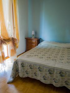 1 dormitorio con 1 cama, vestidor y ventana en Appartamento ai piedi del Gran Paradiso, en Saint-Pierre
