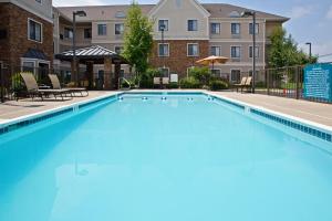 ルイスビルにあるStaybridge Suites Louisville - East by IHGのアパートメント複合施設の大型スイミングプール