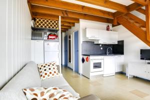 sala de estar con sofá y cocina en Appartement en duplex 2* Résidence Les Pêcheurs en Biscarrosse