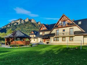 a large house with a soccer ball in the yard at Willa Magiera - widok na Trzy Korony in Sromowce Niżne