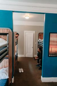 duas pessoas num quarto com beliches em HI San Francisco Downtown Hostel em São Francisco