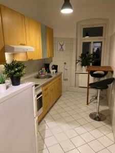 eine Küche mit einer Spüle und einer Arbeitsplatte in der Unterkunft Leutzsch apartment in Leipzig