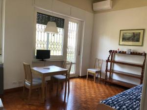 una habitación con mesa y sillas y un dormitorio en Appartamento con giardino a Boccadasse en Génova