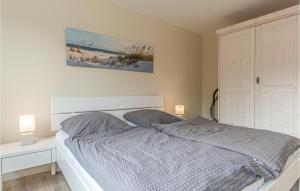 um quarto com uma cama e dois candeeiros e um quadro em Gorgeous Apartment In Ockholm With Wifi em Ockholm