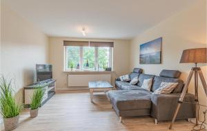 Μια τηλεόραση ή/και κέντρο ψυχαγωγίας στο Gorgeous Apartment In Ockholm With Wifi
