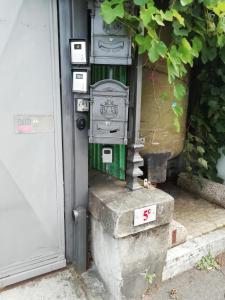 een fornuis voor een deur bij Suite Tolemaide in Genua