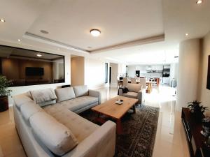Area tempat duduk di 1804 Franklin 3-Bed Penthouse with Rooftop Jacuzzi